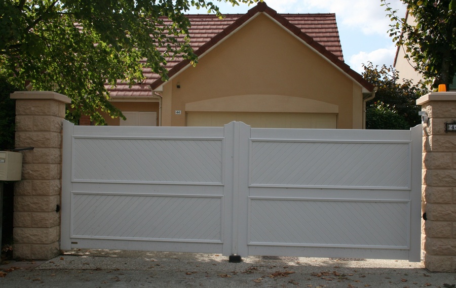 Nos modèles de portails PVC à Oradour sur Glane