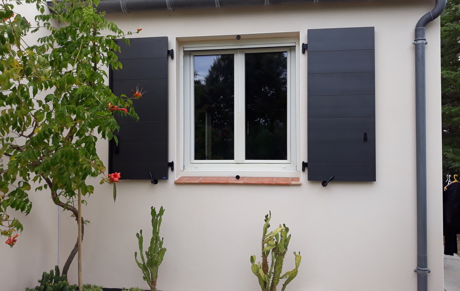 Volets battants épurés à Oradour sur Glane